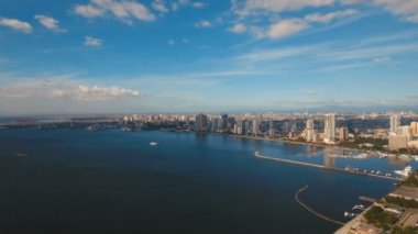 Gökdelenleri ve binaları olan bir havacılık şehri. Filipinler, Manila, Makati.