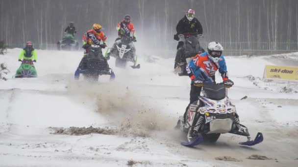 冬のシーズンのスノーモービル レース。スノーモービル 2018 年 1 月 27 日に選手権 — ストック動画