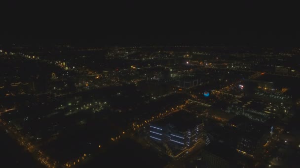 Ciudad aérea con rascacielos y edificios por la noche. Filipinas, Manila, Makati . — Vídeo de stock