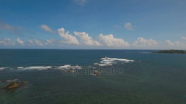 열 대 섬, 해변, 바위와 파도와 바다 경치. Catanduanes, 필리핀. — 비디오