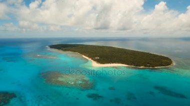 Havadan görünümü güzel plaj tropikal adada. DACO Adası, Filipinler, Siargao.