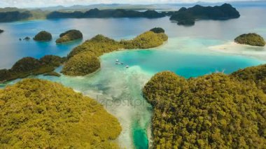 Havadan görünümü tropikal lagün, deniz, plaj. Tropik ada. Siargao, Türkiye.