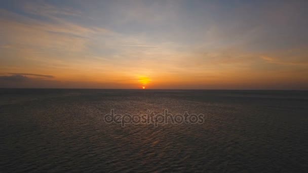 Beau coucher ou lever de soleil sur la mer, vue aérienne. Philippines . — Video