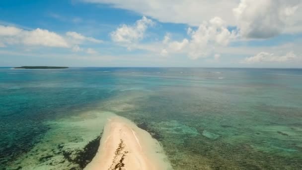 Vista aérea hermosa playa en la isla tropical. Isla de Siargao, Filipinas . — Vídeos de Stock