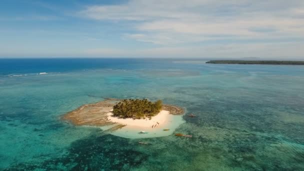 Vista aérea hermosa playa en la isla tropical. Isla de Guyam, Filipinas, Siargao . — Vídeos de Stock