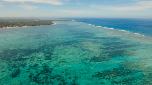 Meereslandschaft mit tropischer Insel, Strand, Felsen und Wellen. Siargao, Philippinen. — Stockvideo