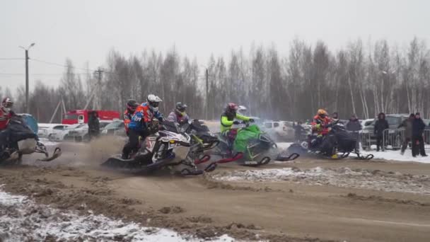 Sneeuwscooter wedstrijden in het winterseizoen. Kampioenschap op sneeuwscooters, 27 januari 2018 — Stockvideo