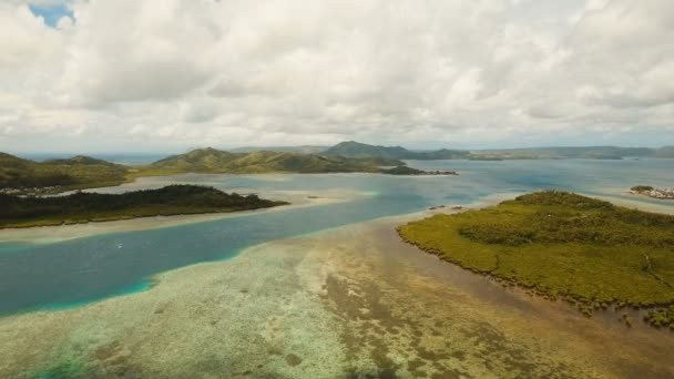 Légifelvételek trópusi lagúna, tenger, tengerpart. Trópusi szigeten. Siargao, Fülöp-szigetek. — Stock videók