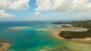Havadan görünümü tropikal lagün, deniz, plaj. Tropik ada. Siargao, Türkiye.