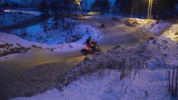 Wyścigi skuterów śnieżnych w sezonie zimowym. Mistrzostwa na skuterach śnieżnych z 27 stycznia 2018 r. — Wideo stockowe