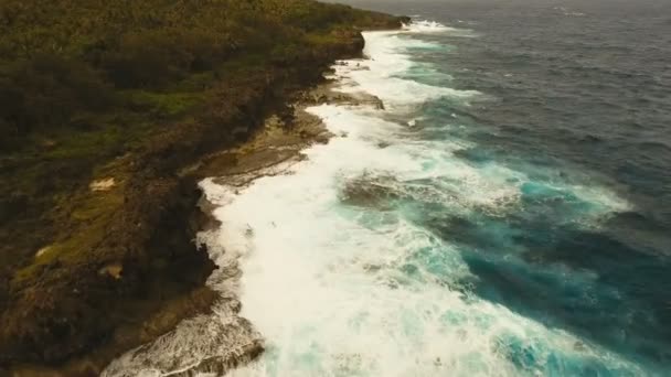 Flygfoto över klipporna och våg. Filippinerna, Siargao. — Stockvideo