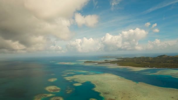 空撮トロピカルなラグーン、海、ビーチ。熱帯の島。Siargao フィリピン. — ストック動画