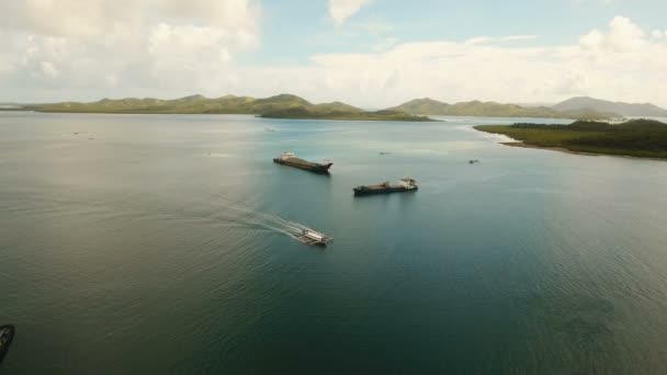 Légi teher- és utasszállító hajók a tengeren. Fülöp-szigetek, Siargao. — Stock videók
