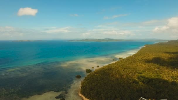 Морской пейзаж с тропическим островом, пляжем, скалами и волнами. Сиаргао, Филиппины . — стоковое видео