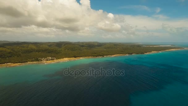 Seascape with tropical island, beach, rocks and waves. Siargao, Philippines. — Stock Video