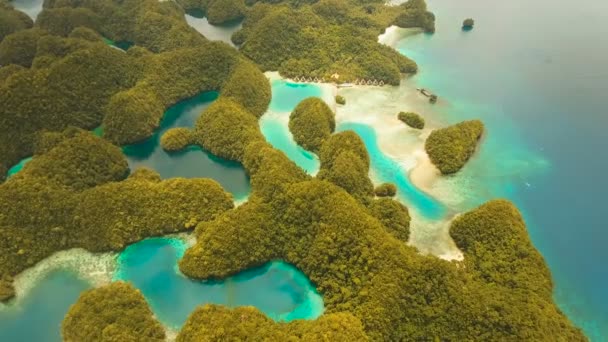 Widok z lotu ptaka tropikalna laguna, morze, plaża.Bucas Grande Island, Sohoton Cove. Filipiny. — Wideo stockowe