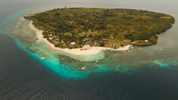 Antenn Visa vacker strand på en tropisk ö. Filippinerna, Pamilacan. — Stockvideo