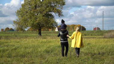 Parkta bir yürüyüş üzerinde genç aile.