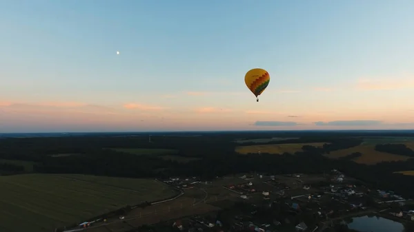 Az égen át egy mezőt hőlégballon. — Stock Fotó