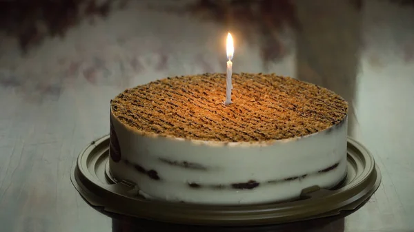 Праздничный торт со свечой. — стоковое фото