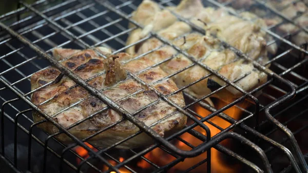 Mięso z grilla na flaming grill — Zdjęcie stockowe