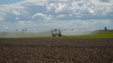 Tarım arazisindeki sulama sistemi.