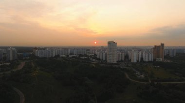 Modern binalarla şehir manzarası.