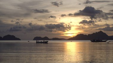 Denizin üzerinde güzel gün batımı.