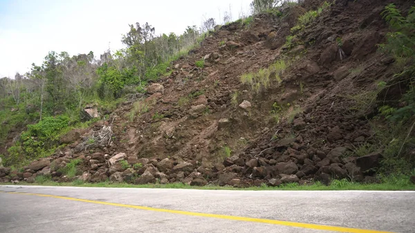 Landslide na estrada da montanha.. Ilha de Camiguin Filipinas . — Fotografia de Stock