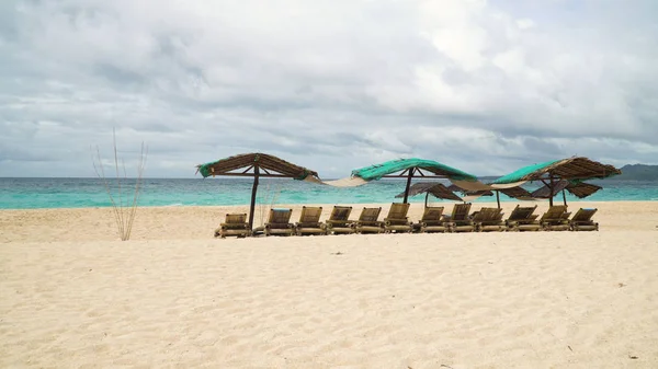 Hermosa playa en isla tropical . — Foto de Stock