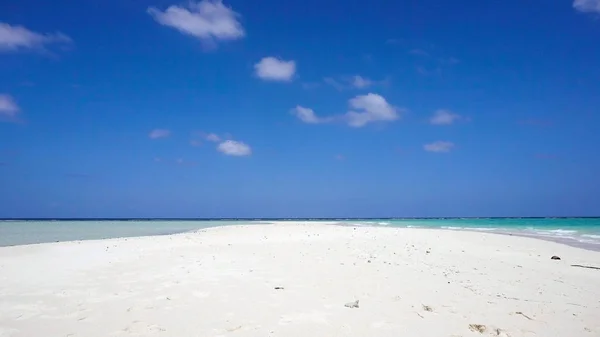 Prachtige strand op het tropische eiland. — Stockfoto