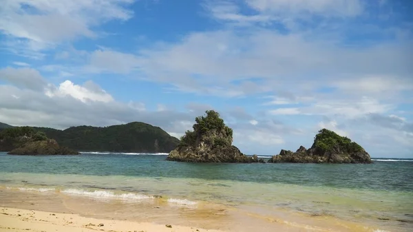 地处热带的海滩，蓝色的天空，云。卡坦端内，菲律宾. — 图库照片