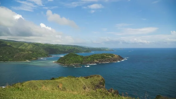 Tropik ada, plaj, kayalar ve dalgalar deniz manzarası. Catanduanes, Filipinler. — Stok fotoğraf