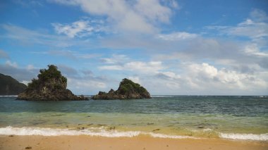 Tropikal plaj, mavi gökyüzü, bulutlar. Catanduanes, Filipinler.