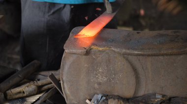 Demirci çalışma metal çekiç ile.