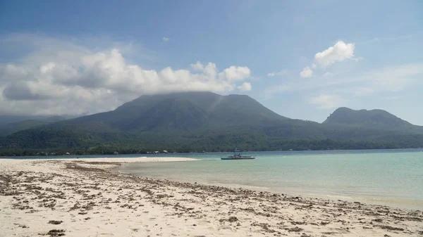 在热带小岛上美丽的海滩。甘米银，菲律宾. — 图库照片