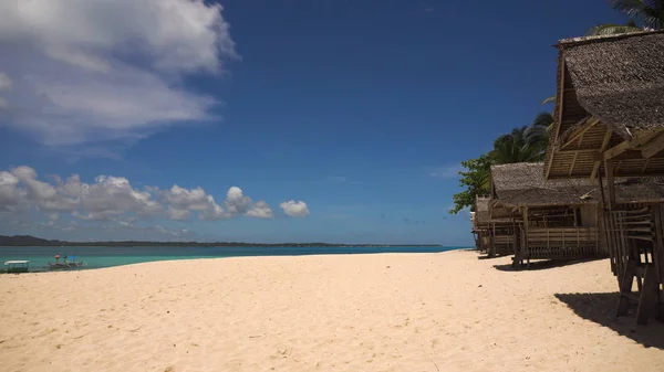 Plajă frumoasă pe insula tropicală. Insula Daco, Filipine, Siargao . — Fotografie, imagine de stoc