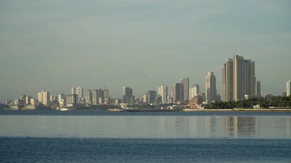 Ciudad con rascacielos y edificios. Filipinas, Manila, Makati . — Foto de Stock