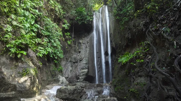 Wunderschöner tropischer Wasserfall. philippinische cebu-insel. — Stockfoto