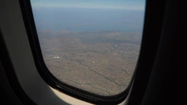 海上の飛行機の窓からの眺め. — ストック写真