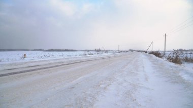 Kış peyzaj alanları ve yollar.