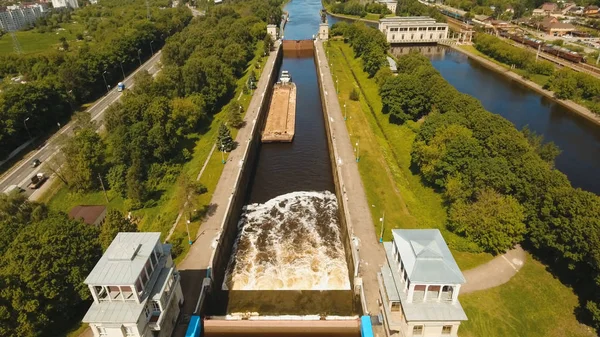 Porta de entrada no rio. Portas de Sluice . — Fotografia de Stock