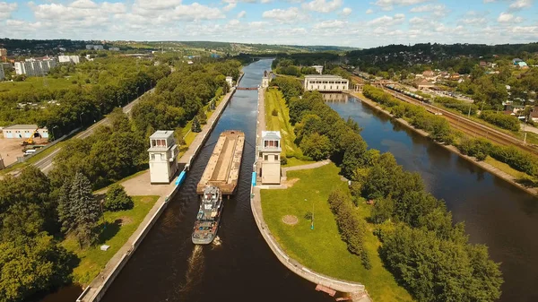 Gateway op de rivier. Sluisdeuren. — Stockfoto