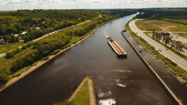 Gateway op de rivier. Sluisdeuren. — Stockfoto