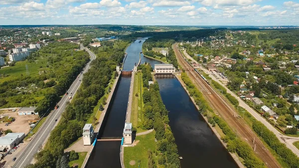 Gateway op de rivier. Sluisdeuren. — Stockfoto