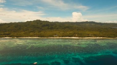 Hava güzel bir plaj tropikal bir adada görüntüleyin. Filipinler, Anda alan.