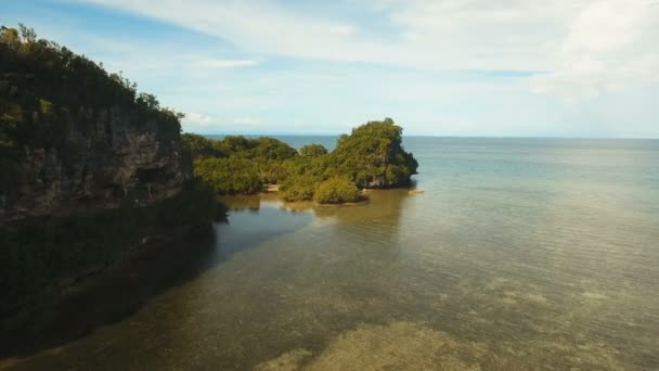 Морской пейзаж с тропическим островом, пляжем, скалами и волнами. Феодосия, Филиппины . — стоковое видео