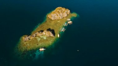 Hava manzaralı tropikal göl, deniz, sahil. Tropikal ada. Busuanga, Palawan, Filipinler.