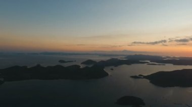 Deniz, hava görünümünü üzerinde güzel gün batımı. Busuanga Adası Filipinler.