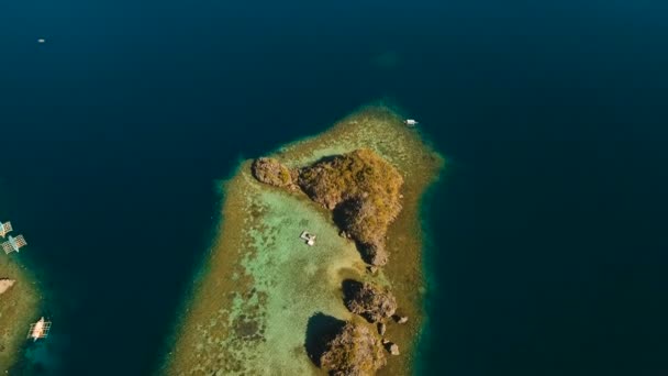 Légi kilátás trópusi lagúna, tenger, strand. Trópusi sziget. Busuanga, Palawan, Fülöp-szigetek. — Stock videók